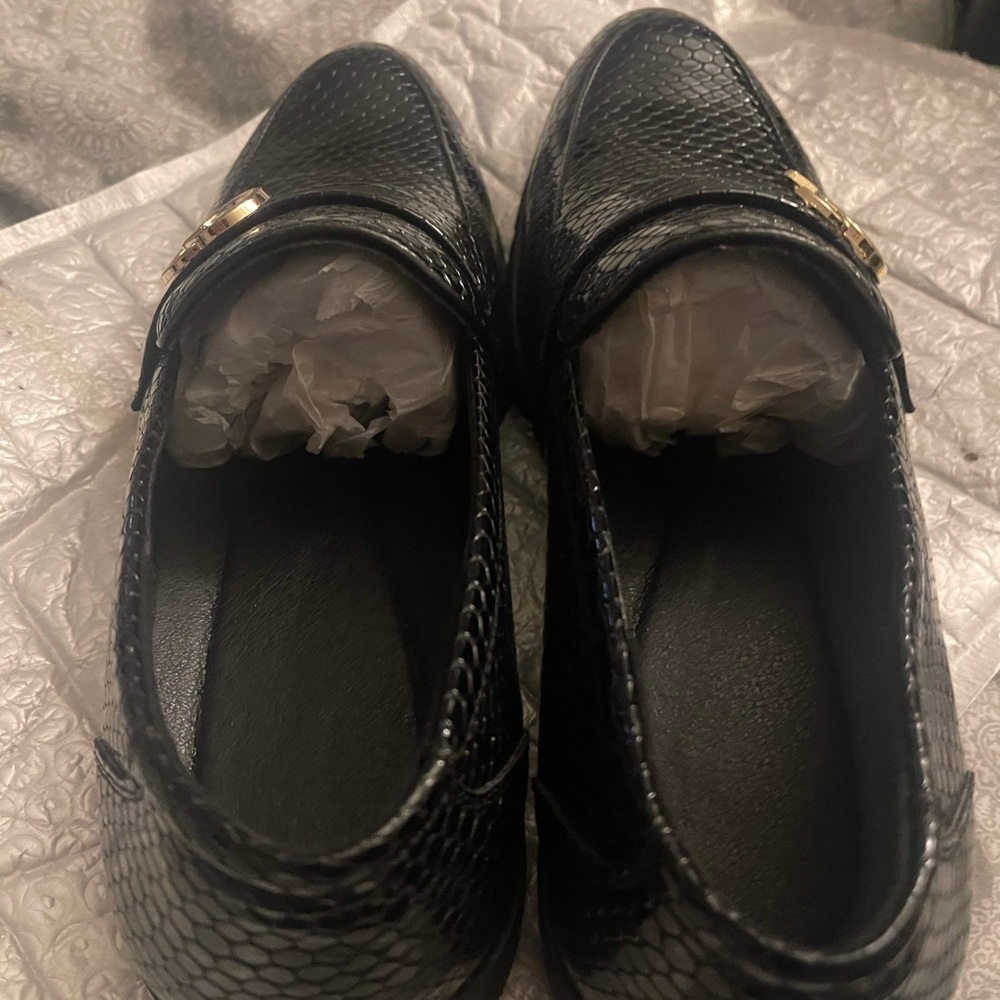 Men dressing shoes - Picture 2 of 3